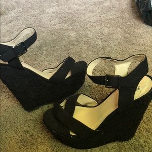 Black wedges